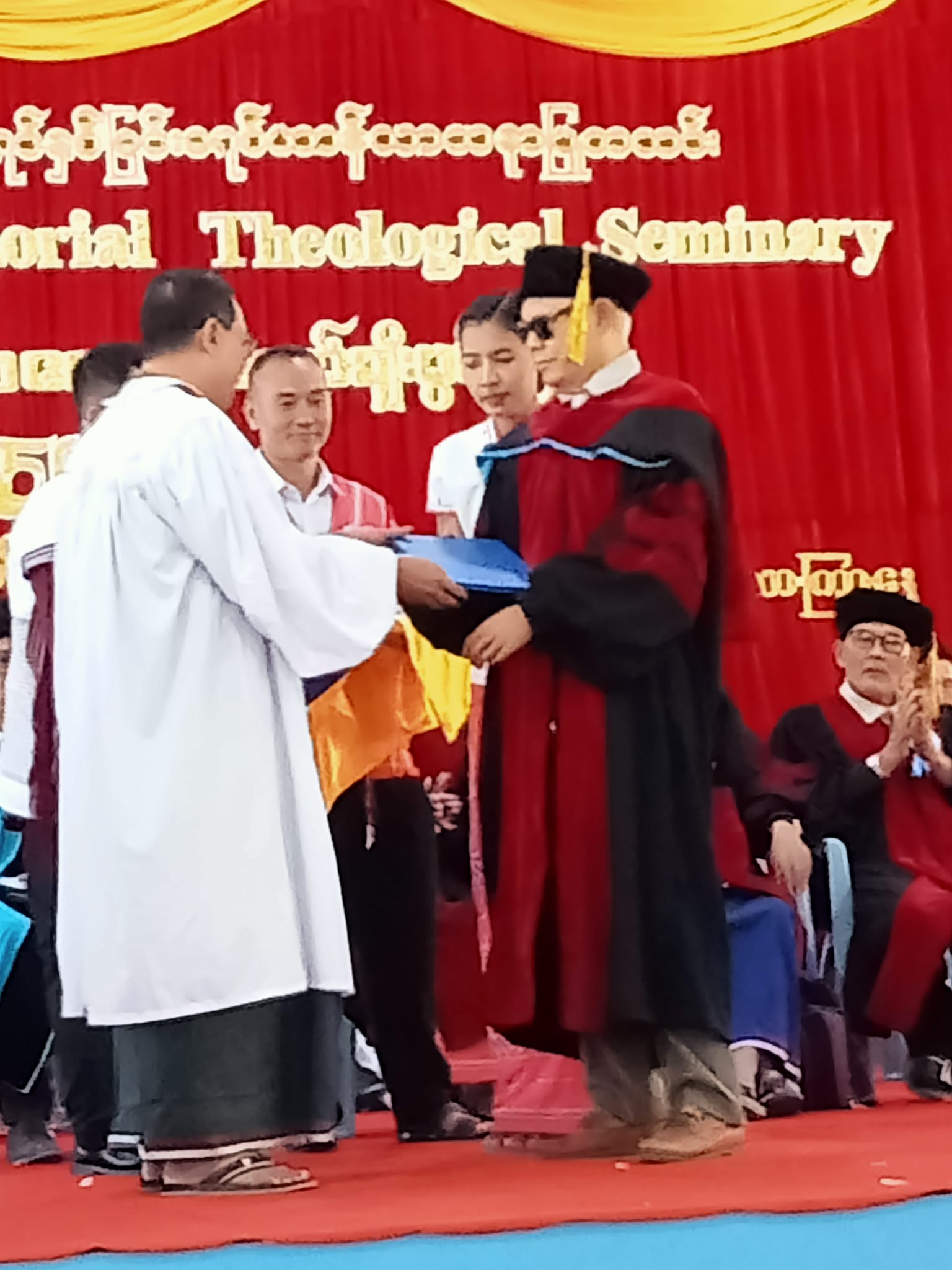 Rev.Dr.R.L. Pokey Memorial Theological Seminary ၏နှစ်(50)ပြည့်ယုဘိလကျေးဇူးတော်ချီးမွမ်းခြင်းတွင်အပ်နှင်းသောDoctor of Divinity ဂုဏ်ထူးဆောင်ဒေါက်တာဘွဲ့ကိုဆရာတော်ကြီးဦးသိန်းလွင်မှလက်ခံရယူခြင်း(13.12.24)